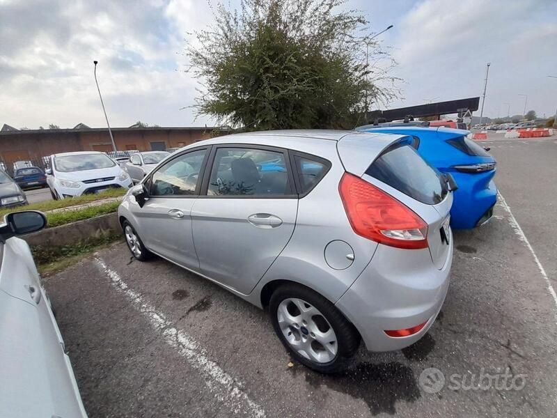 Usata Ford Fiesta 68 CV (50 kW) 2012 Grigio Utilitaria