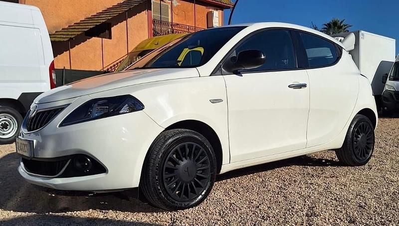 Usata Lancia Ypsilon Gold 69 CV (50 kW) 2022 Bianco Utilitaria