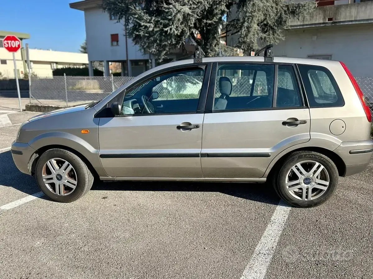 Usata Ford Fusion 80 CV (58 kW) 2004 Grigio Utilitaria
