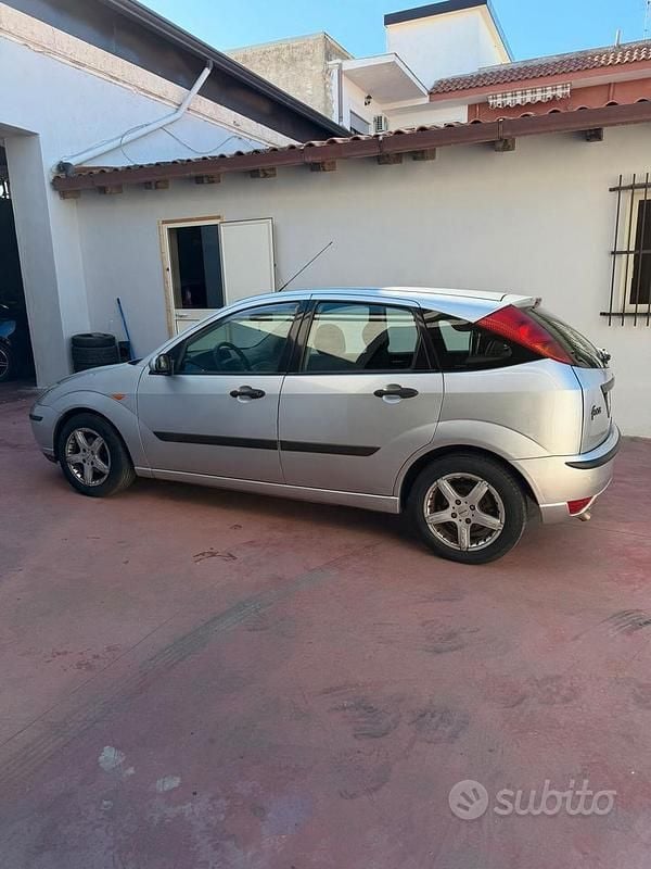 Usata Ford Focus Zetec 115 CV (84 kW) 2004 Grigio Berlina