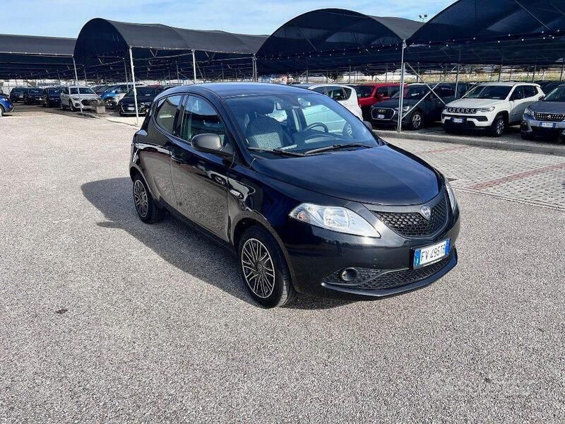 Usata Lancia Ypsilon 69 CV (50 kW) 2019 Nero Utilitaria
