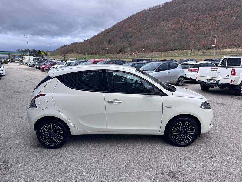 Usata Lancia Ypsilon Gold 69 CV (50 kW) 2022 Bianco Utilitaria