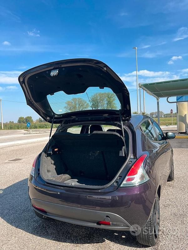 Usata Lancia Ypsilon 69 CV (50 kW) 2014 Nero Utilitaria
