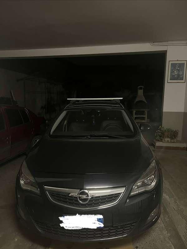 Usata Opel Astra Cosmo 125 CV (91 kW) 2012 Nero Station wagon