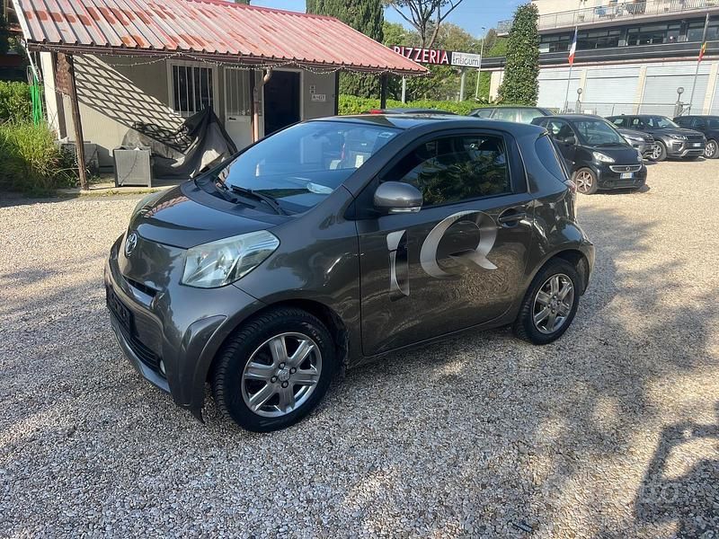 Käytetty Toyota iQ Sol 68 HP (50 kW) 2010 Harmaa Viistoperä