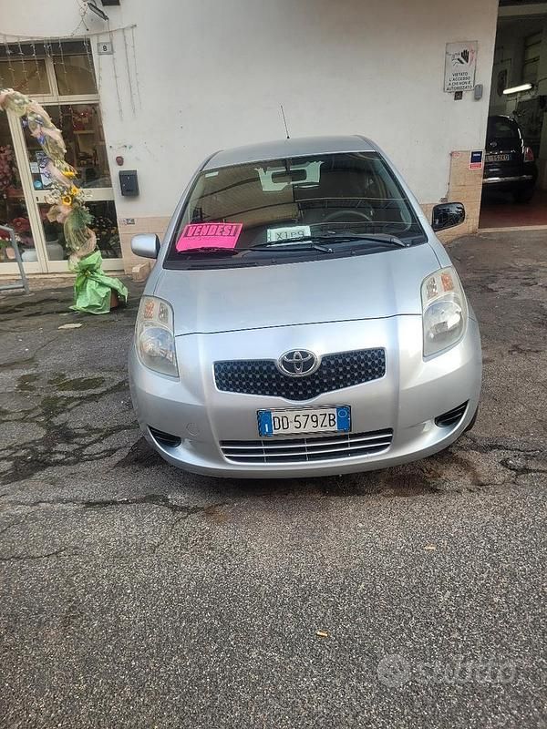 Usata Toyota Yaris 90 CV (66 kW) 2007 Grigio Utilitaria