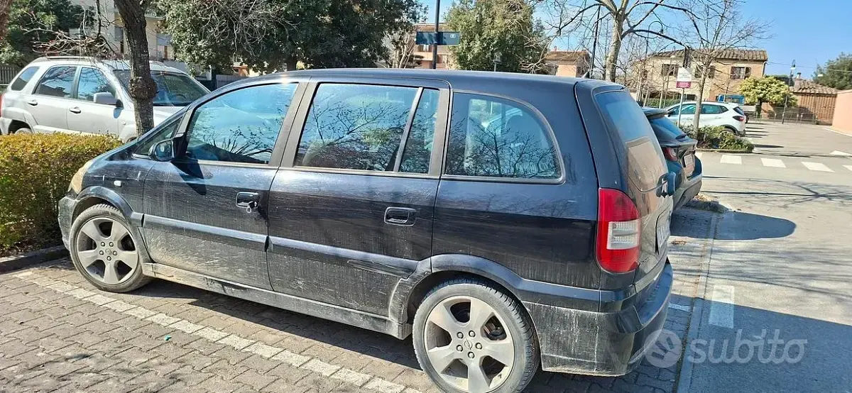 Usata Opel Zafira 125 CV (91 kW) 2004 Nero Monovolume