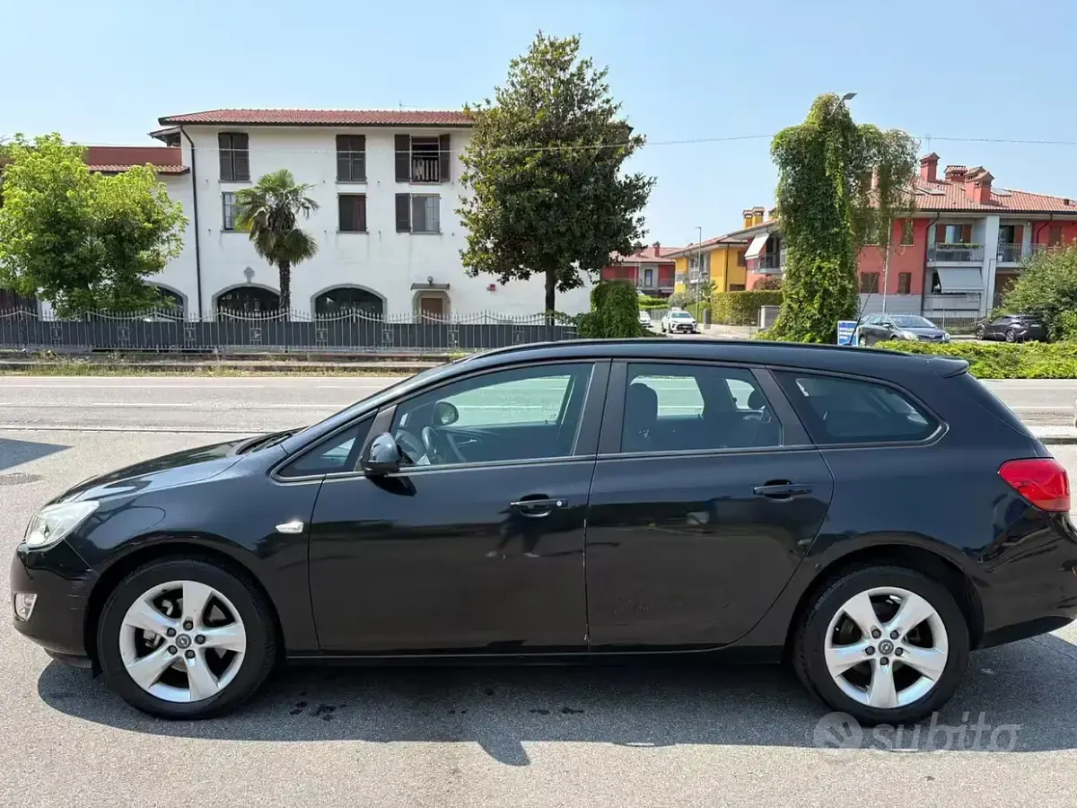 Usata Opel Astra Cosmo 110 CV (80 kW) 2012 Nero Station wagon