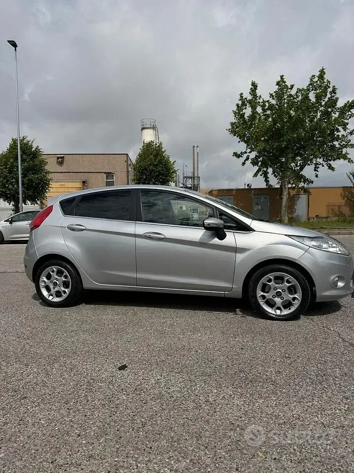 Second-hand Ford Fiesta Titanium 82 CP (60 kW) 2012 Gri Berlinǎ