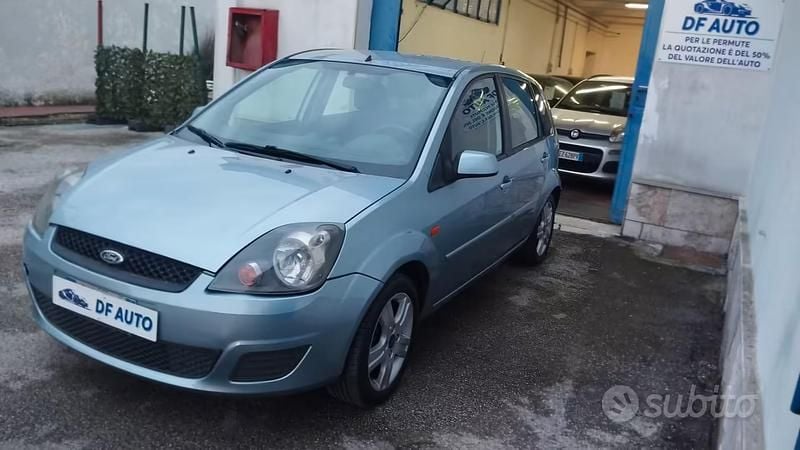 Usata Ford Fiesta Ghia 67 CV (49 kW) 2007 Blu Utilitaria