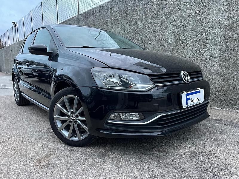 Nero Usata 2015 VW Polo Comfortline Tre volumi | 8499 € (Buon prezzo) - Immagine 1/4