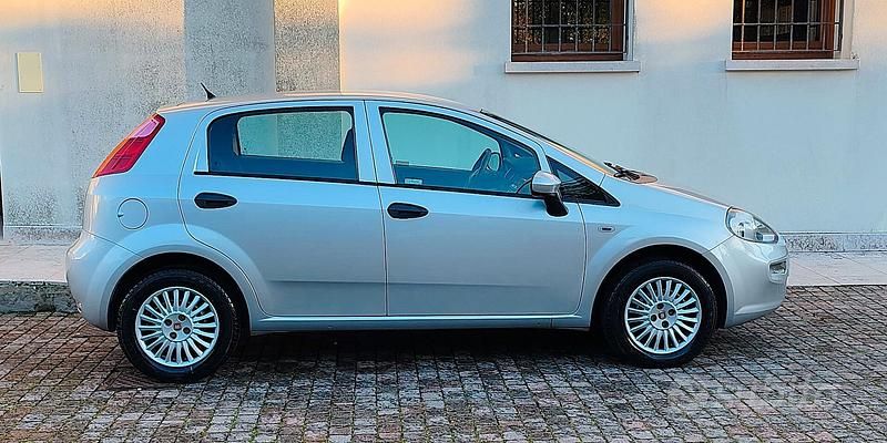 Usata Fiat Punto Lounge 77 CV (56 kW) 2016 Argento Berlina