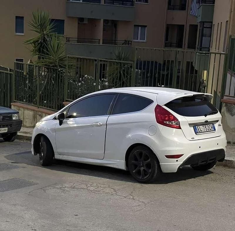 Usata Ford Fiesta Individual 95 CV (69 kW) 2011 Berlina