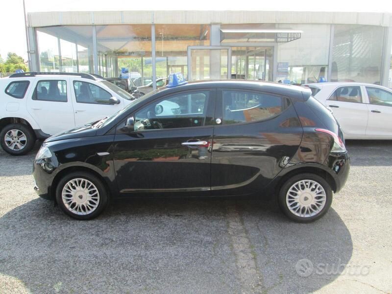 Usata Lancia Ypsilon Gold 69 CV (50 kW) 2017 Nero pastello Utilitaria