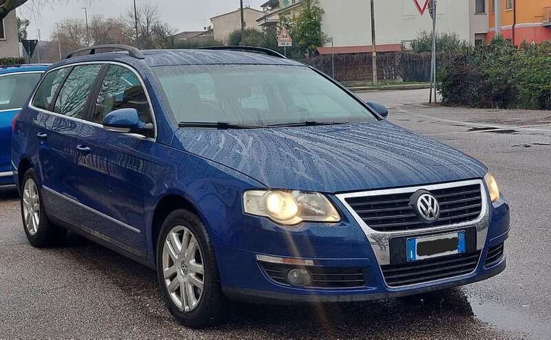 Blu/azzurro Usata 2005 VW Passat Trendline Station wagon | 1800 € (Buon prezzo) - Immagine 1/4