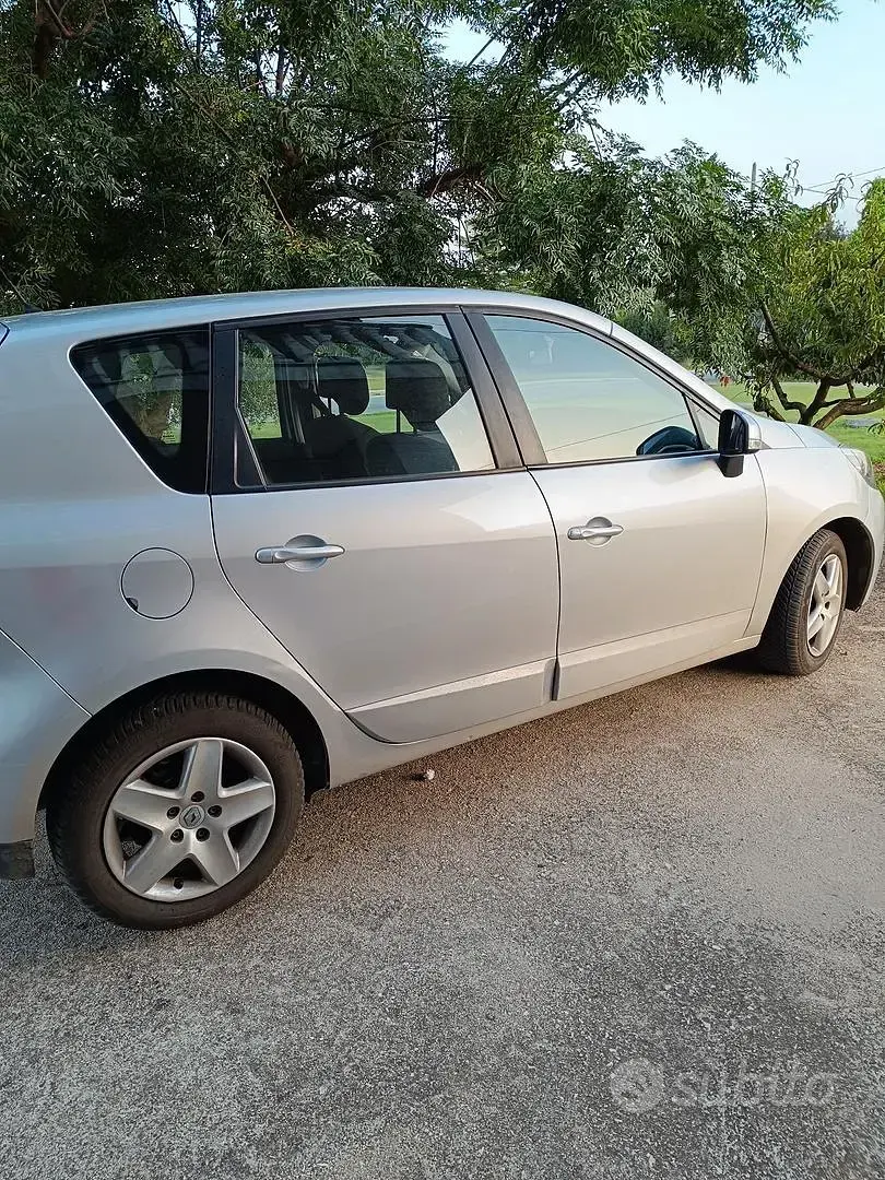 Usata Renault Scénic III 110 CV (80 kW) 2015 Grigio Berlina