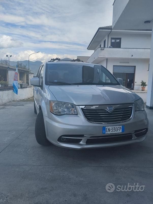 Grigio Usata 2012 Lancia Voyager Monovolume | 7150 € (Cara) - Immagine 1/4