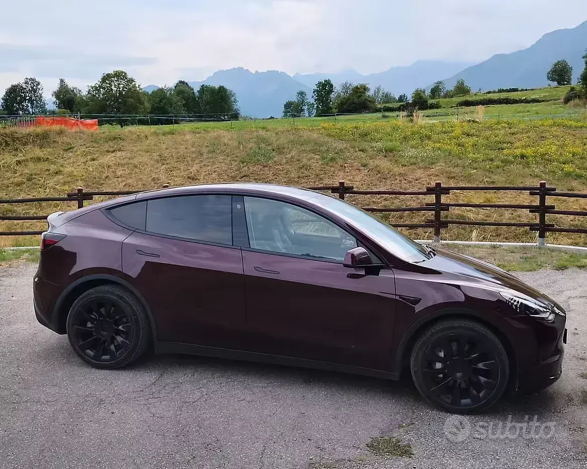Usata Tesla Model Y 178 kW (243 CV) 2024 Rosso SUV
