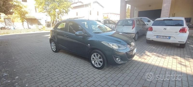 Begagnad Mazda 2 Trendy 75 HK (55 kW) 2011 Grå Halvkombi