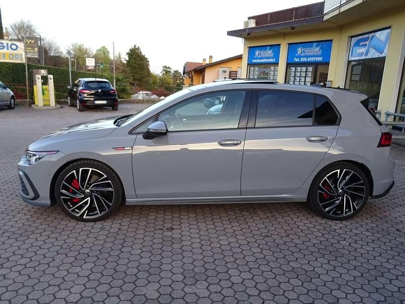 Usata VW Golf VIII GTI 245 CV (180 kW) 2024 Mondsteingrau Berlina