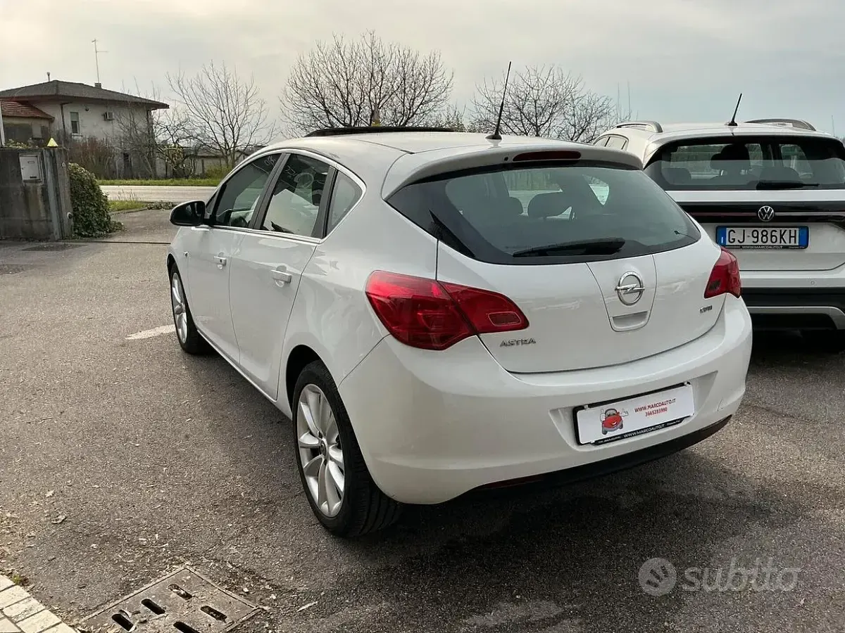 Usata Opel Astra 125 CV (91 kW) 2010 Bianco Berlina