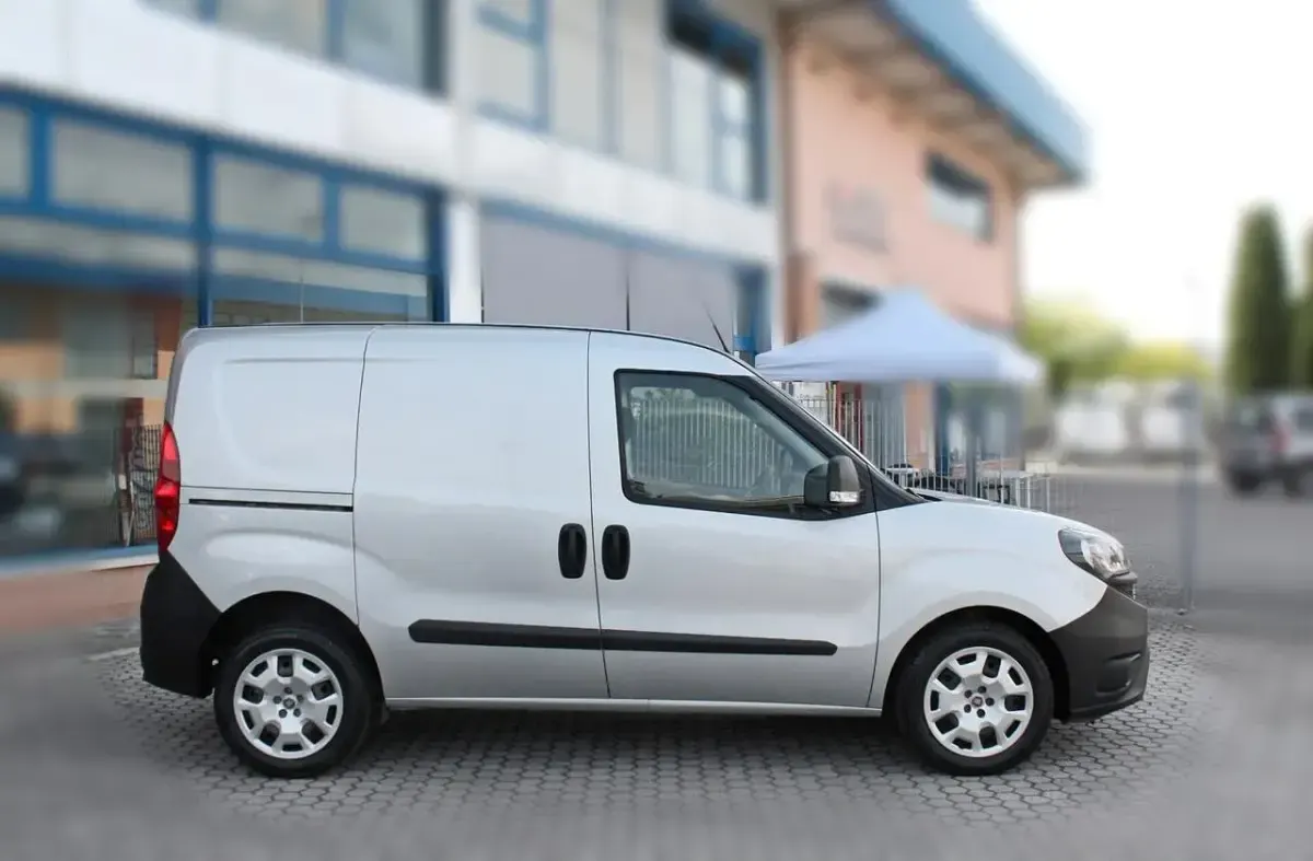 Usata Fiat Doblò Lounge 120 CV (88 kW) 2021 Argento Monovolume