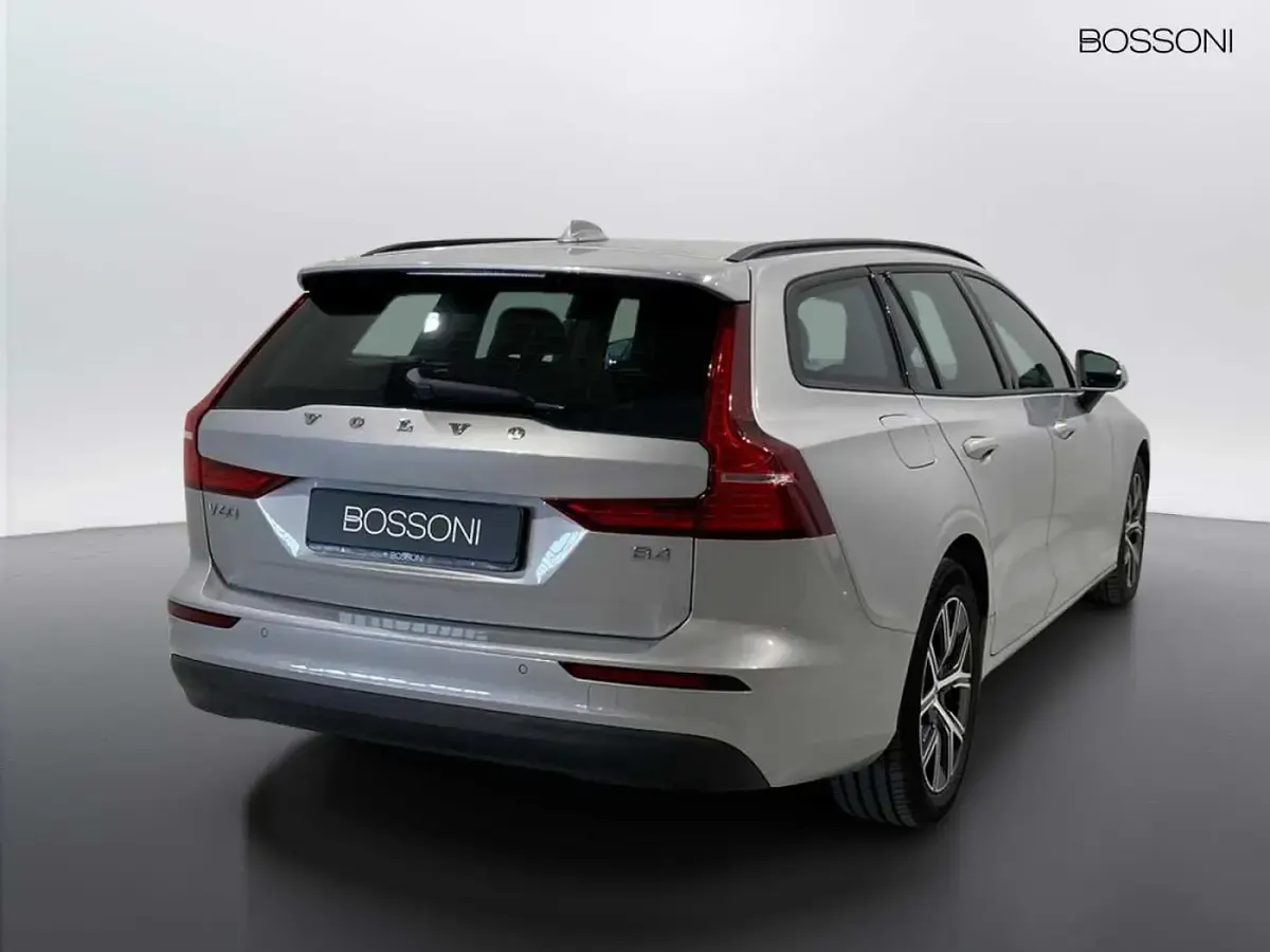 Usata Volvo V60 145 CV (106 kW) 2023 Argento Station wagon