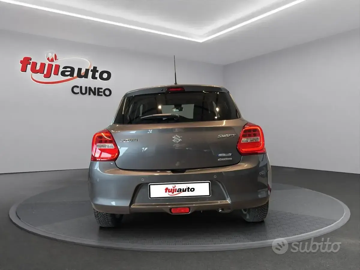 Usata Suzuki Swift 83 CV (61 kW) 2021 Grgio scuro Utilitaria