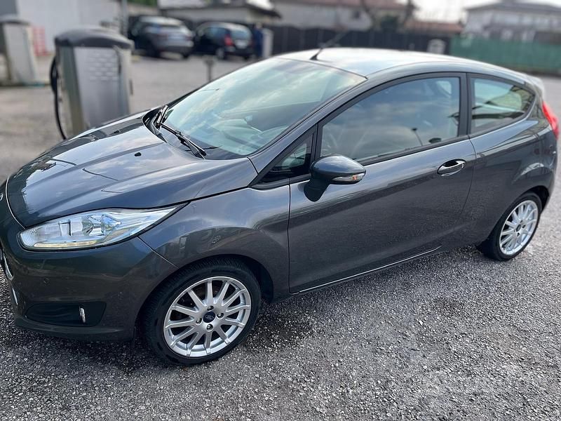 Usata Ford Fiesta 101 CV (74 kW) 2017 Grigio Berlina
