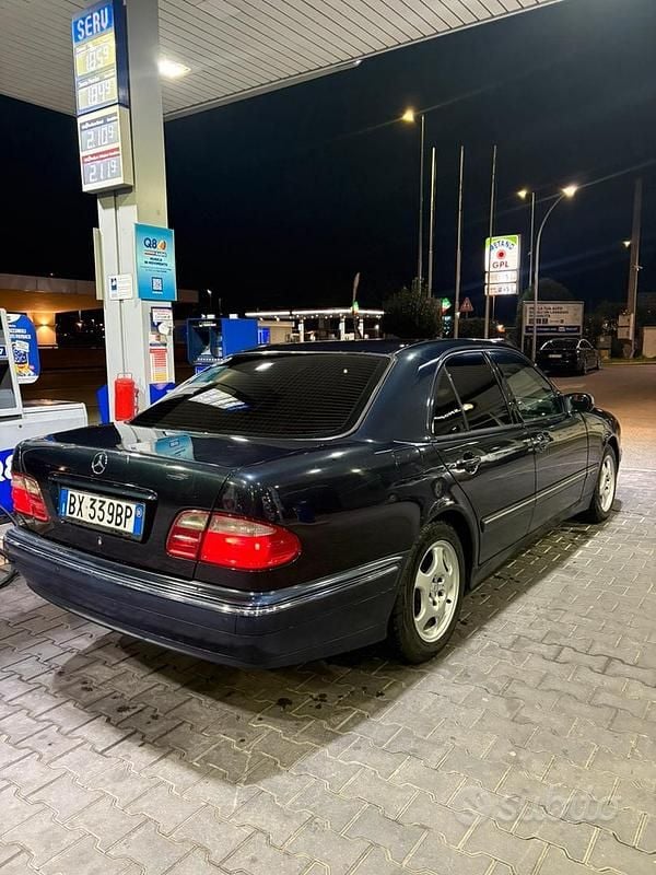 Usado Mercedes E240 170 CV (125 kW) 2001 Azul Berlina