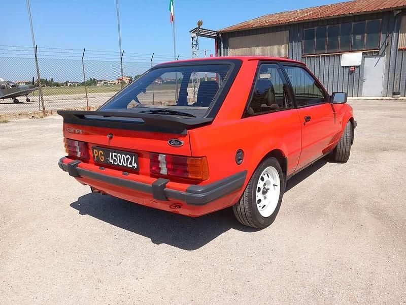 Usata Ford Escort 105 CV (77 kW) 1984 Arancione Berlina