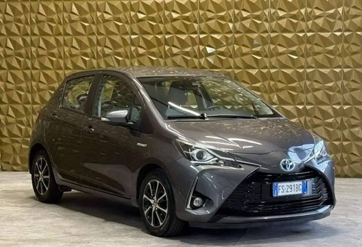 Usata Toyota Yaris Hybrid Cool 73 CV (53 kW) 2018 Grigio Berlina