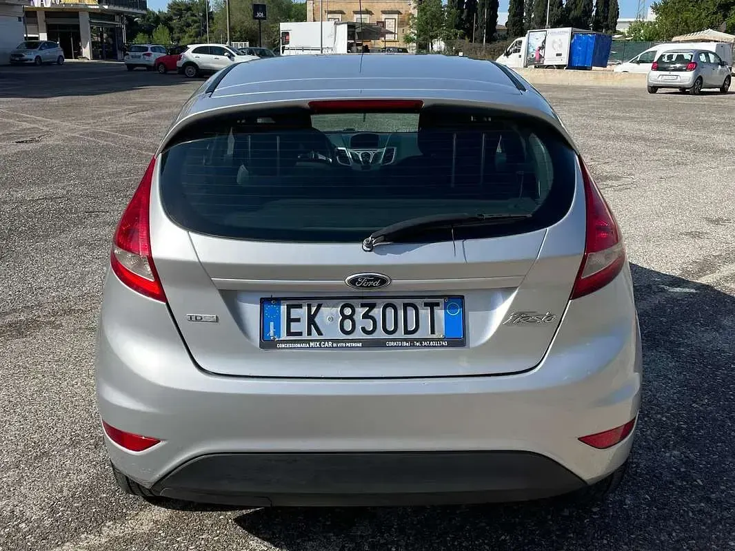 Usata Ford Fiesta Titanium 71 CV (52 kW) 2011 Grigio Berlina