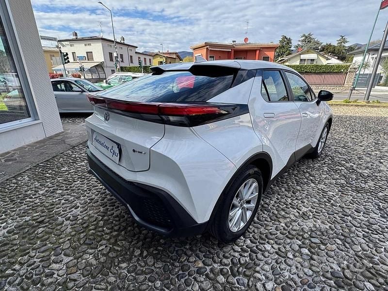 Usata Toyota C-HR Active 98 CV (72 kW) 2024 Bianco SUV