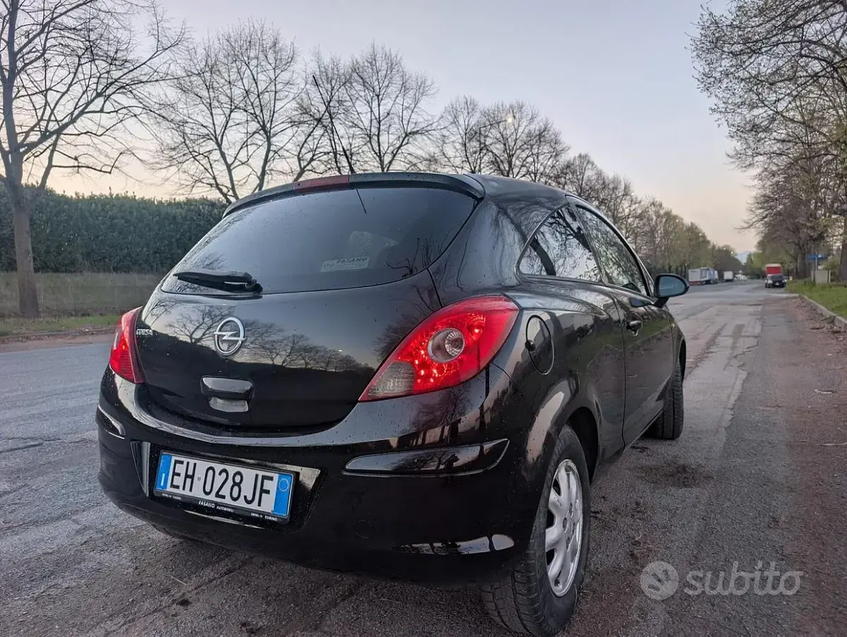 Usata Opel Corsa 86 CV (63 kW) 2011 Nero Utilitaria