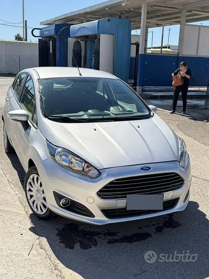 Usata Ford Fiesta 97 CV (71 kW) 2014 Grigio Utilitaria