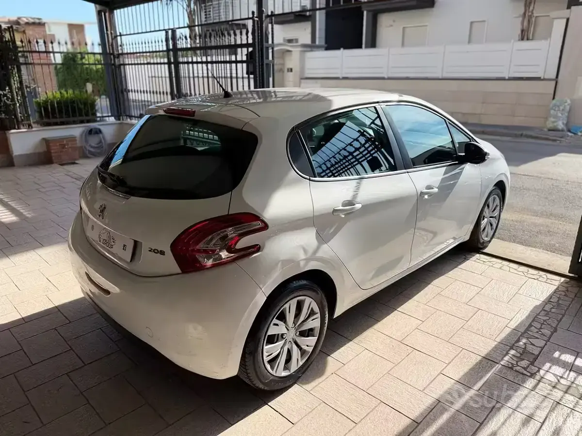 Usata Peugeot 208 68 CV (50 kW) 2014 Bianco Utilitaria