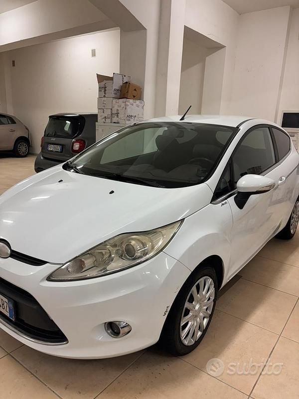 Usata Ford Fiesta Titanium 97 CV (71 kW) 2009 Bianco Berlina