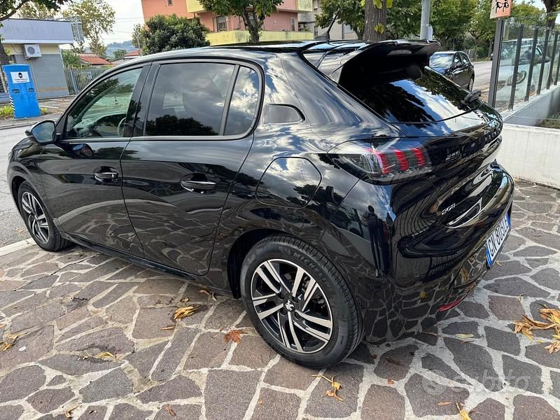 Usata Peugeot 208 Allure 101 CV (74 kW) 2023 Nero Utilitaria
