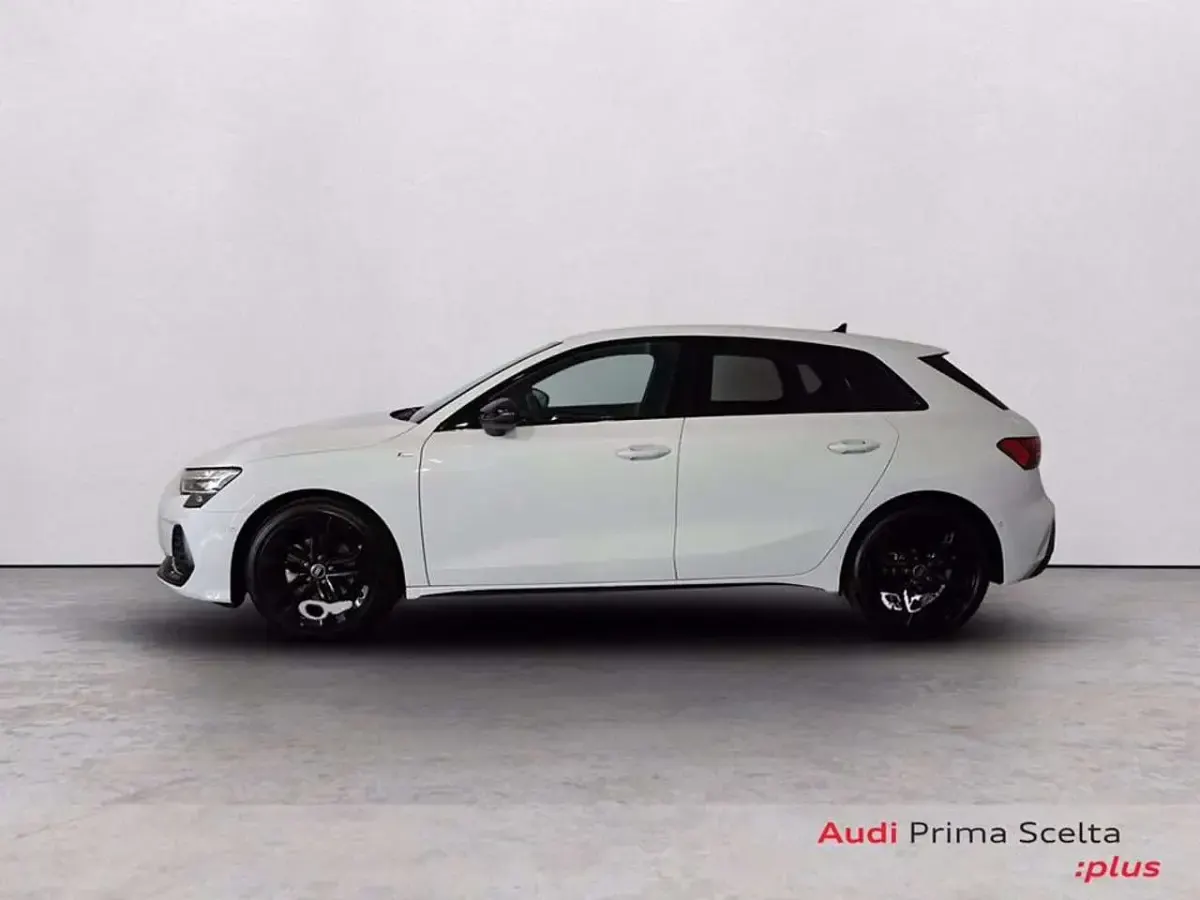 Usata Audi A3 S-Line 150 CV (110 kW) 2025 Bianco ghiacciaio metallizzato Berlina