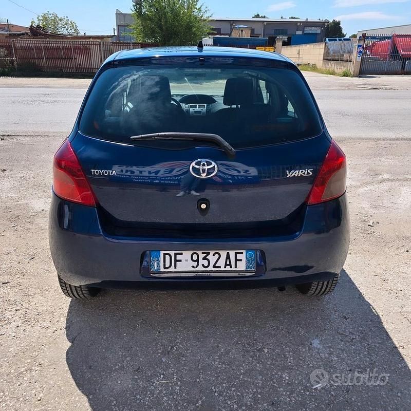 Usata Toyota Yaris 69 CV (50 kW) 2007 Blu Utilitaria