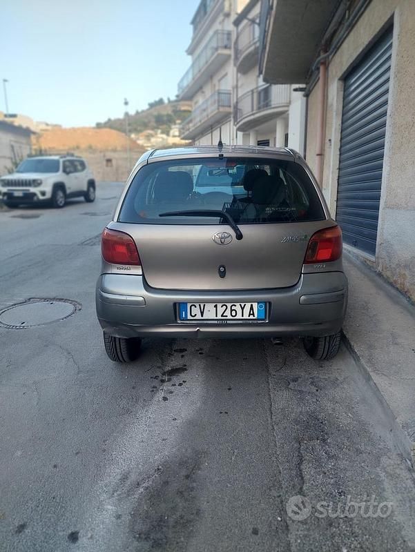 Usata Toyota Yaris 2005 Grigio Berlina