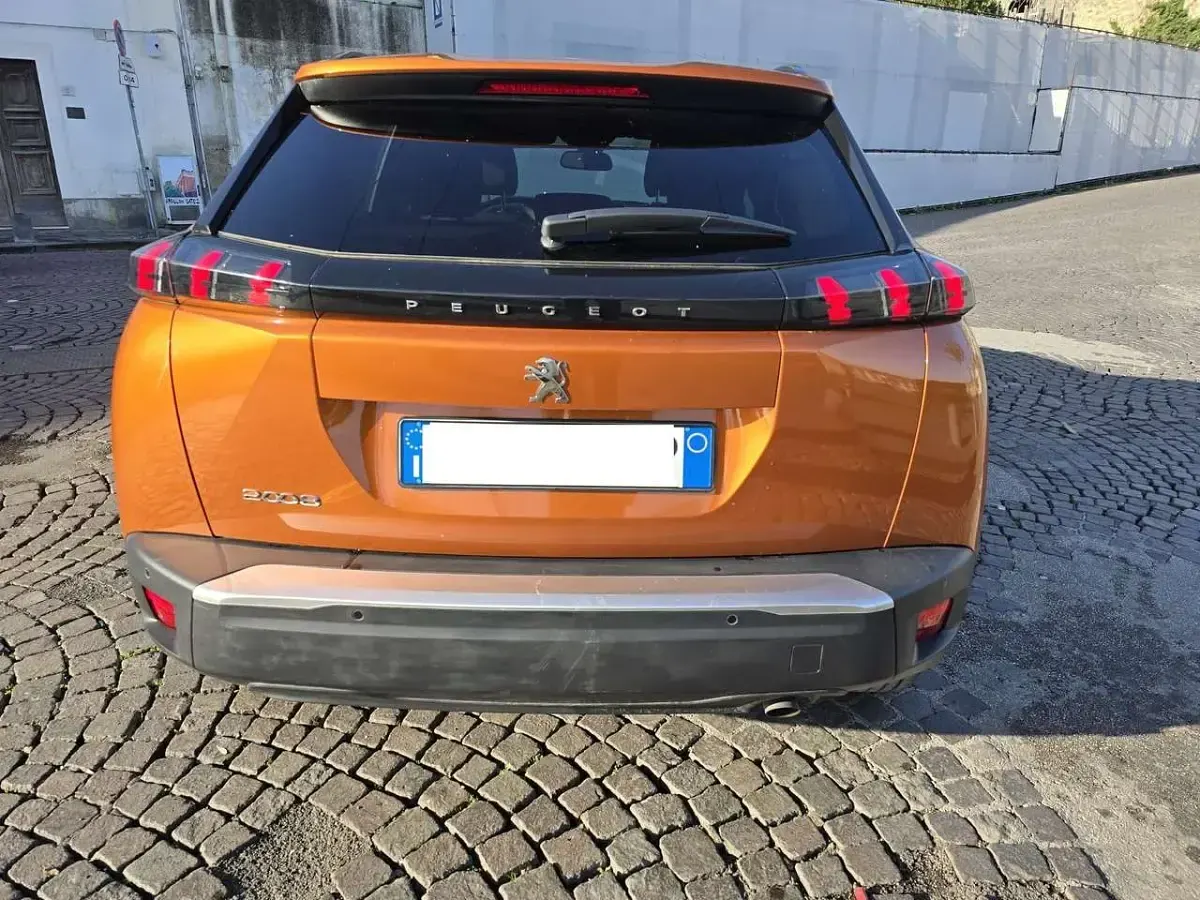Usata Peugeot 2008 Allure 102 CV (75 kW) 2023 Bronzo SUV