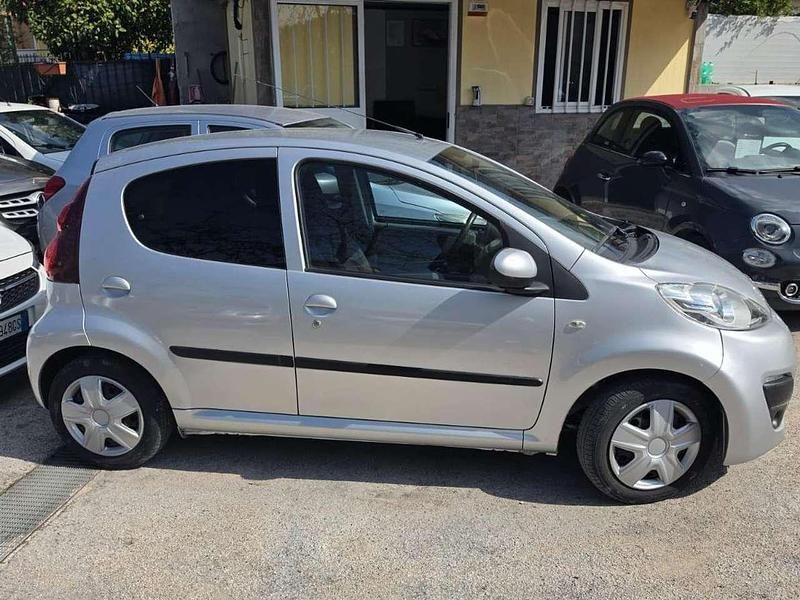 Usata Peugeot 107 Urban Move 68 CV (50 kW) 2012 Argento Utilitaria