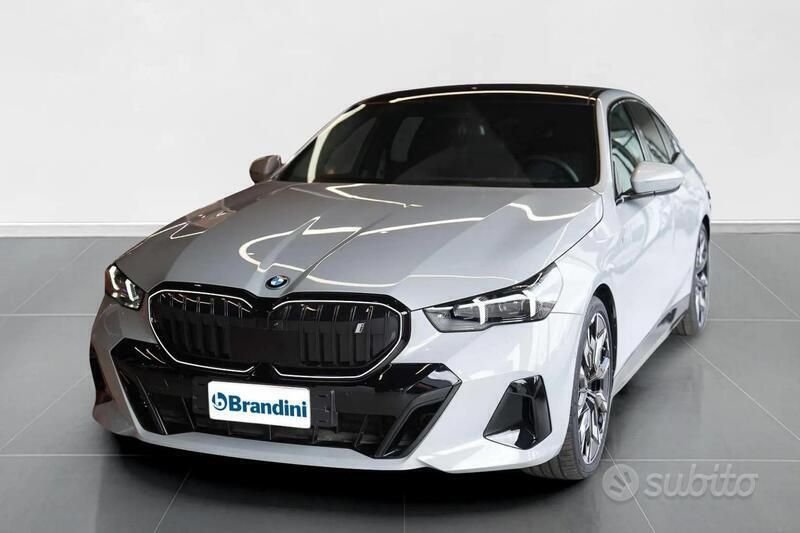 Brooklyn grey metallic Usata 2024 BMW i5 Comfort Edition Tre volumi | 58.198 € (Ottimo prezzo) - Immagine 1/4