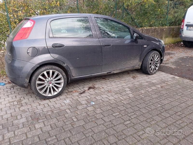 Usata Fiat Punto 75 CV (55 kW) 2011 Grigio Berlina