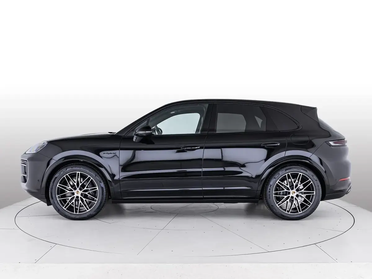 Nuova Porsche Cayenne Black Edition 2026 Nero cromite metallizzato SUV