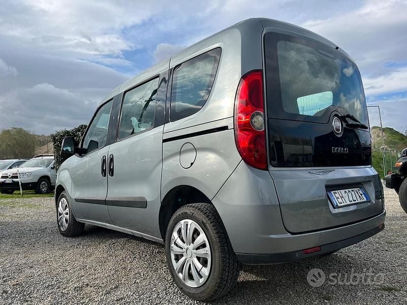 Usata Fiat Doblò Emotion 105 CV (77 kW) 2011 Grigio Monovolume