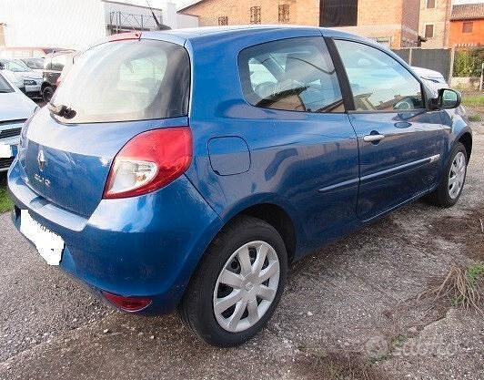 Usata Renault Clio II 75 CV (55 kW) 2010 Blu Berlina