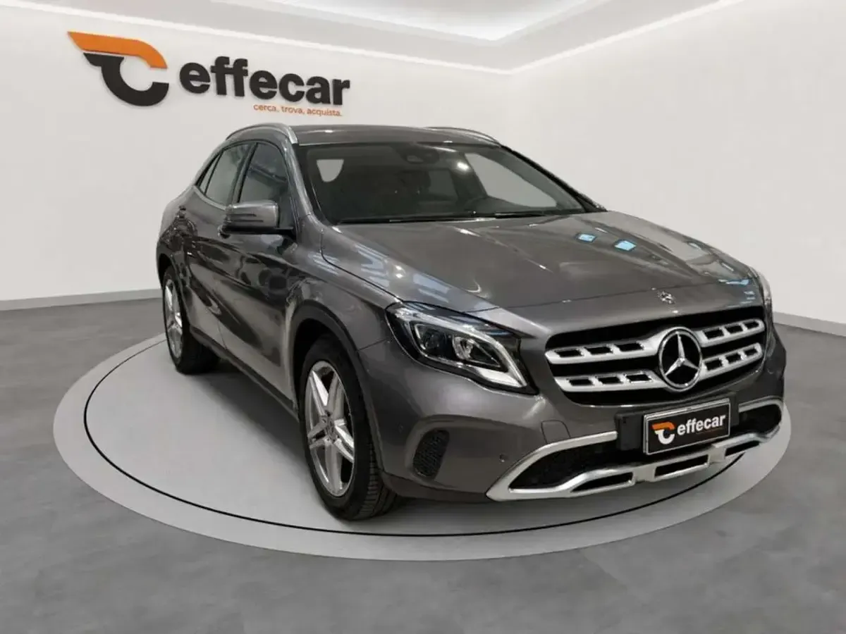 Usata Mercedes GLA200 Business 136 CV (100 kW) 2018 Argento SUV